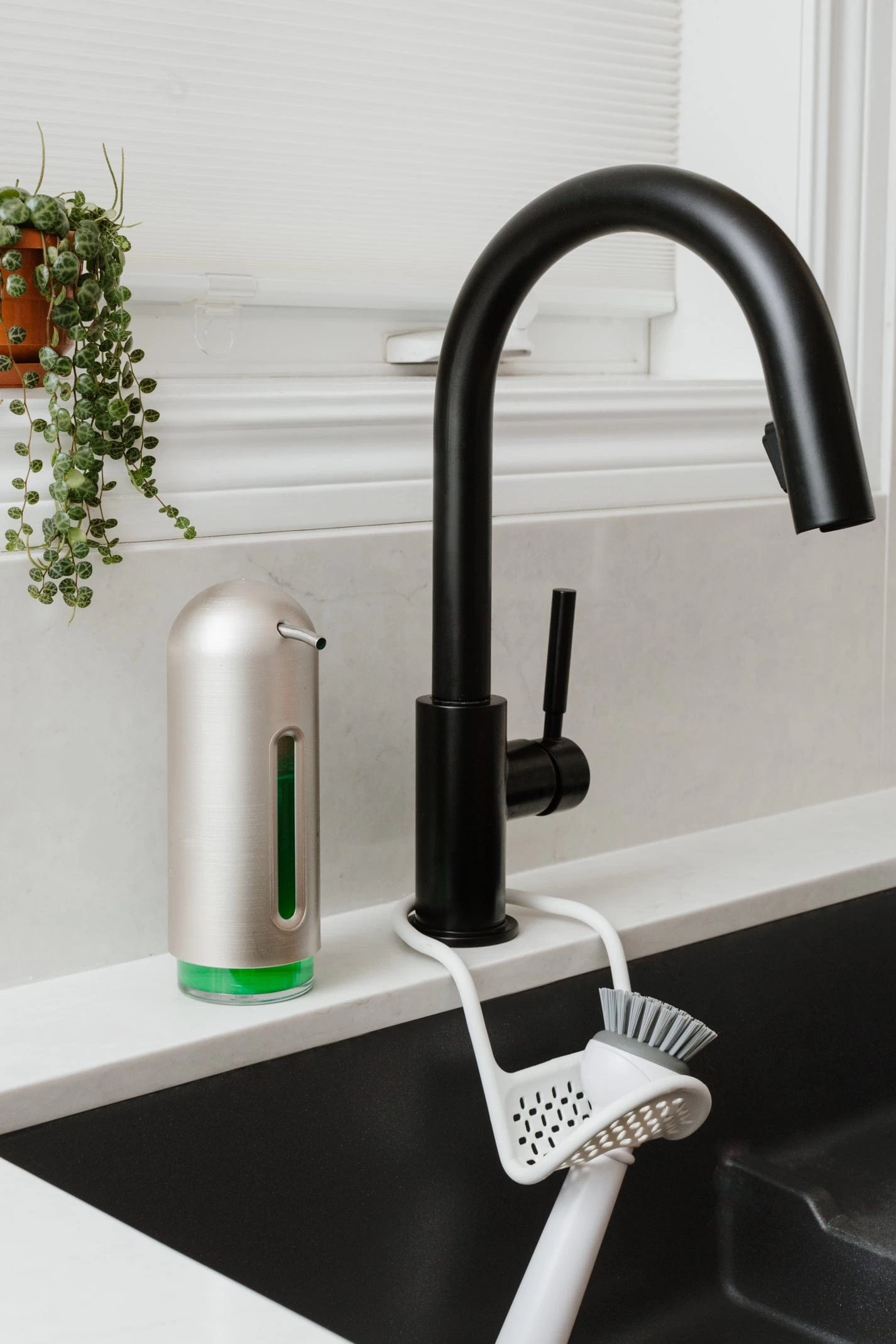 Umbra Penguin Pump Nickel UMB330190410 5 Umbra Penguin Pump Nickel UMB330190410 - Image 3